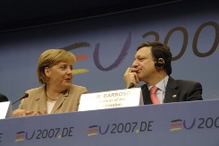 EU leaders break treaty deadlock