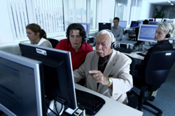 Empregados de idades diferentes assistem a um curso de formação