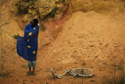 Humanitær bistand: barn svøbt i EU-flaget